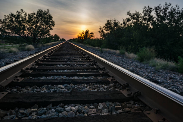 Chemin de fer vers le coucher du soleil
 - Photo, image