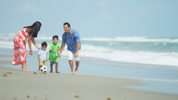 Vater spielt Fußball am Strand  - Filmmaterial, Video