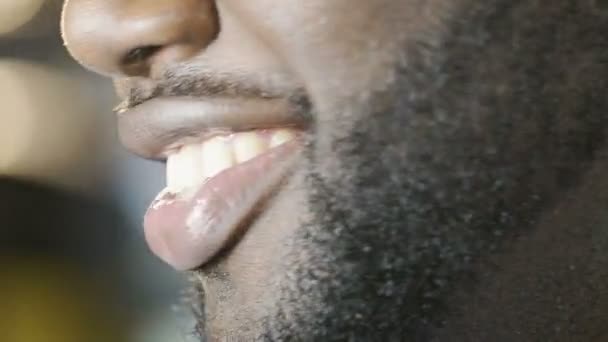 Aantrekkelijke man verzenden van verschillende lucht kussen, glimlachen en draaien weg, flirterig - Video