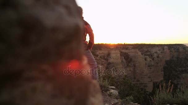 женщина, наблюдающая за заходом солнца
 - Кадры, видео