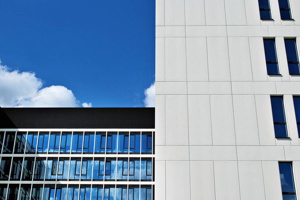 近代的な建物。ガラスのファサードとモダンなオフィスビル - 写真・画像