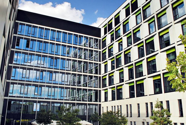 Moderno edificio de oficinas con fachada de vidrio - Foto, Imagen