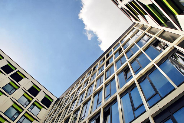 Immeuble de bureaux moderne avec façade en verre - Photo, image