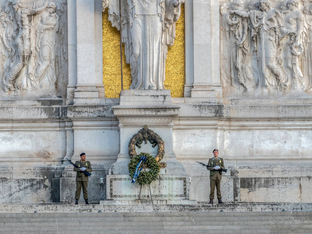 Guard soldiers at Monument Nazional a Vittorio Emanuele II - Fotó, kép