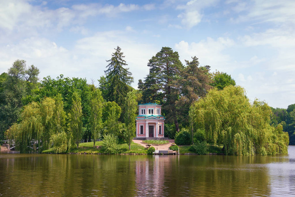 Ylälampi ja vaaleanpunainen paviljonki puistossa "Sofiyivka". Uman, Ukraina
 - Valokuva, kuva