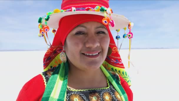 ボリビア女性ミネラル塩の平原から  - 映像、動画