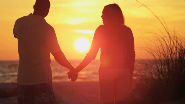 ζευγάρι απολαμβάνει Ανατολή ηλίου - Πλάνα, βίντεο