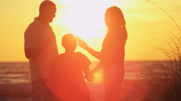 родини святкує святе захід сонця
 - Кадри, відео