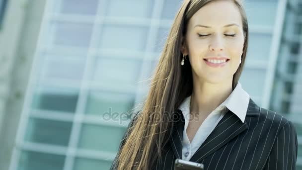 messaggistica donna d'affari su smartphone
  - Filmati, video