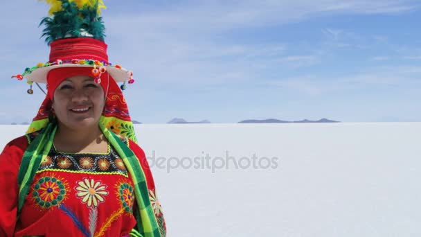 Boliviaanse vrouw op minerale zoutvlakten  - Video