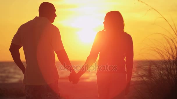 ζευγάρι απολαμβάνει ηλιοβασίλεμα - Πλάνα, βίντεο