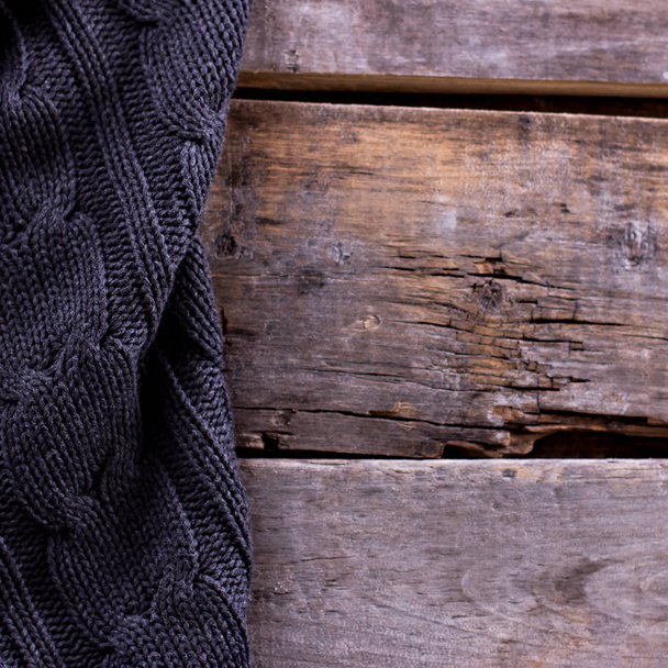 punto a cuadros, suéter en tablas de madera viejas
 - Foto, Imagen