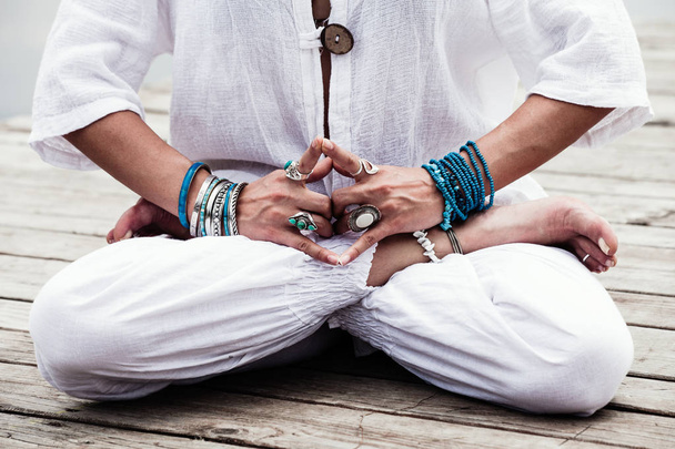 Frau Hand in Yoga symbolische Geste Mudra - Foto, Bild
