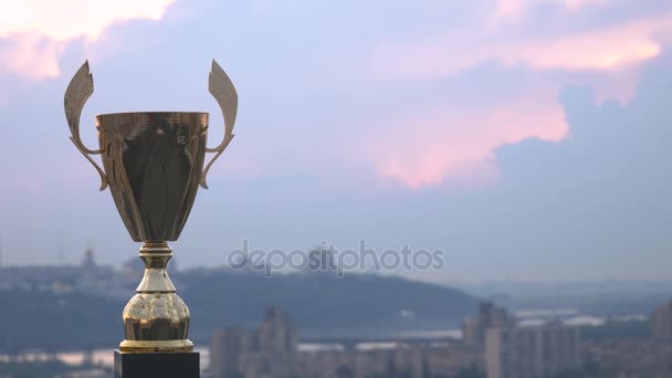 Şehir arka plan üzerinde kanatlı Gold Kupası şampiyonu - Video, Çekim