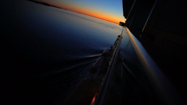 Navio de cruzeiro a partir da varanda dos fiordes noruegueses
 - Filmagem, Vídeo