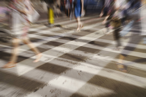 geschäftige Großstadtmenschen auf Zebrastreifen doppelt belichtet - Foto, Bild
