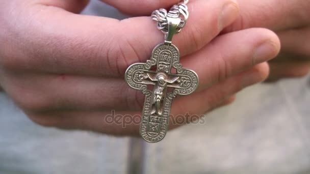 el joven entrega la cruz cristiana y ora a Dios en el cielo. Joven devocional católico tradicional diario
 - Imágenes, Vídeo