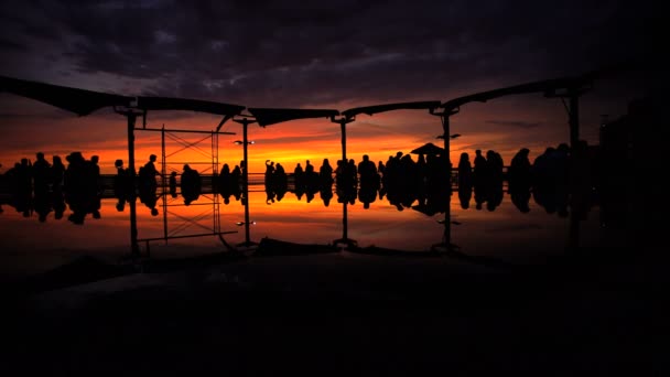 Туристи перегляд захід сонця на Larcomar - Кадри, відео