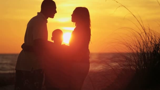 pais e criança abraçando juntos
 - Filmagem, Vídeo