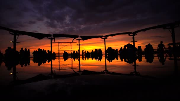 Turistas viendo la puesta de sol en el Larcomar
 - Metraje, vídeo