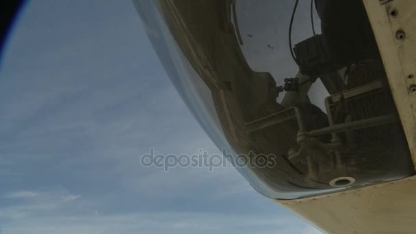 Vrtulník létání nad pouští  - Záběry, video