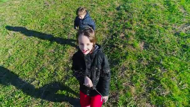 szczęśliwe dzieci biegają - Materiał filmowy, wideo