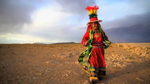 Αυτόχθονες γυναίκα που χορεύει στην εθνική φορεσιά  - Πλάνα, βίντεο