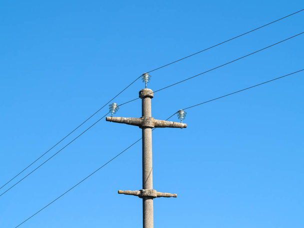 Mavi gökyüzü ile eski elektrik Kulesi - Fotoğraf, Görsel