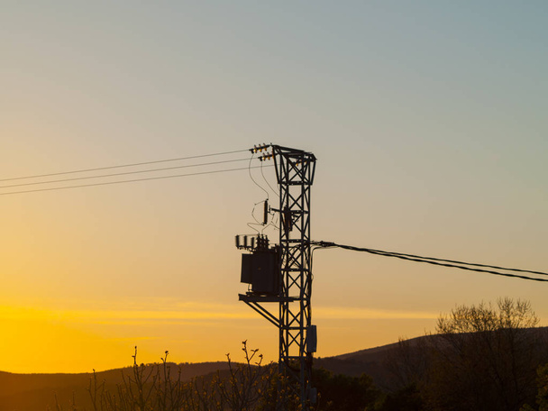Башта електроенергії на захід сонця на сільській місцевості з дерева в Іспанії - Фото, зображення