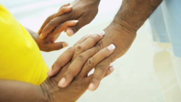 άνδρες και γυναίκες πιασμένοι χέρι χέρι  - Πλάνα, βίντεο