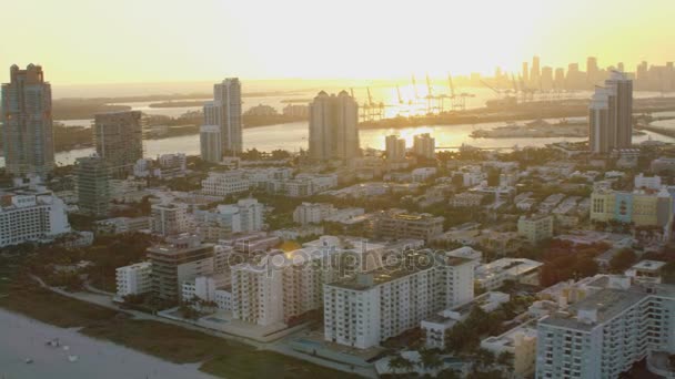 Hotel Art Deco lungo la costa di Miami
 - Filmati, video