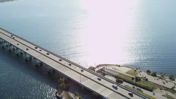Miamin maantie koholla
 - Materiaali, video
