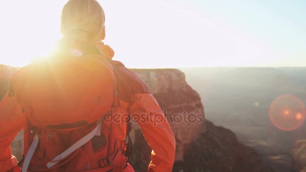 женщина, стоящая на скалистом краю
  - Кадры, видео