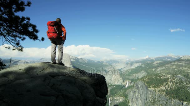 Yosemite Sıradağları ile ilgilenen uzun yürüyüşe çıkan kimse - Video, Çekim