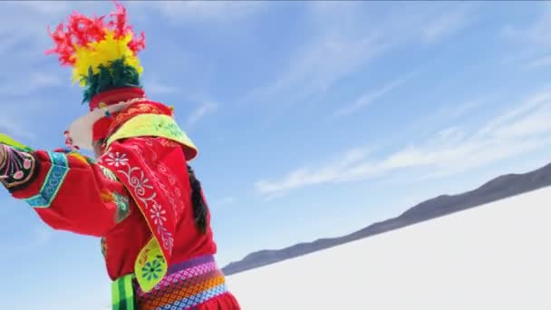 Mujer boliviana vestida con traje tradicional
 - Imágenes, Vídeo