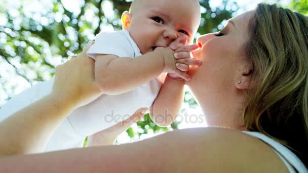 μωρό με μαμά απολαμβάνει συντροφικότητας  - Πλάνα, βίντεο