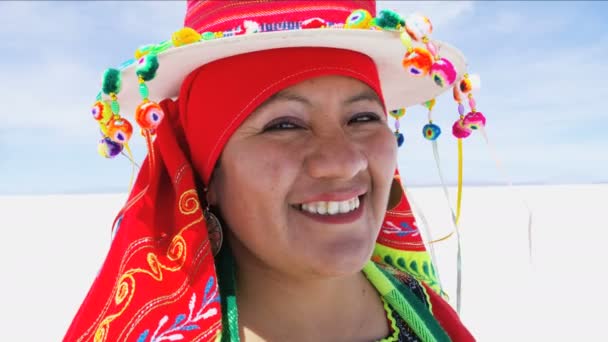 Femme autochtone en costume traditionnel
 - Séquence, vidéo