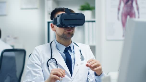 Male Doctor Wearing Virtual Reality Headset.  - Video, Çekim