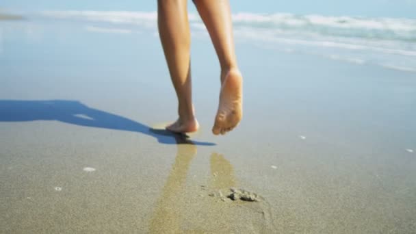 ıslak kum üzerinde yürüyen kadın - Video, Çekim