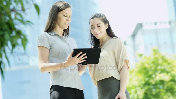 θηλυκά χρησιμοποιώντας tablet - Πλάνα, βίντεο