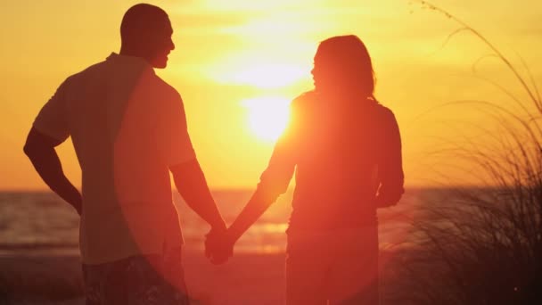 Paar genießt Sonnenuntergang - Filmmaterial, Video