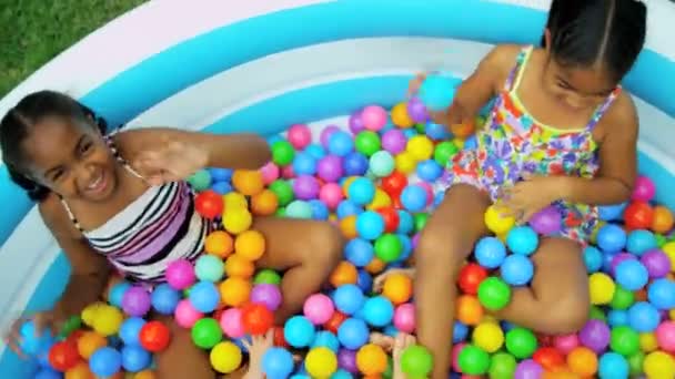  chicas divirtiéndose jugando en piscina de pelota
  - Metraje, vídeo