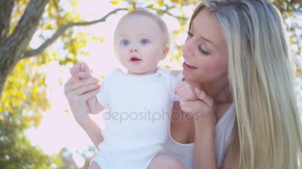 μητέρα με το νεαρό μωρό αγόρι σε εξωτερικούς χώρους - Πλάνα, βίντεο