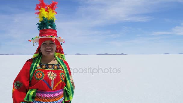  伝統的な衣装での先住民の女性 - 映像、動画