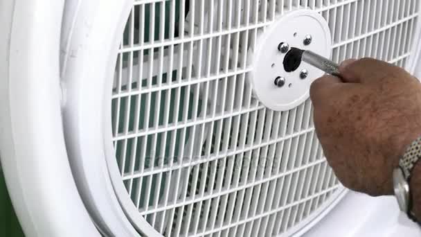 Viejo hombre recoge casa ventilador ventilador
 - Metraje, vídeo
