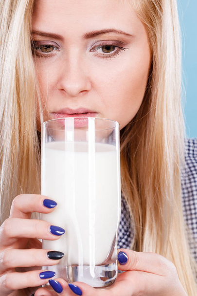 Woman drinking milk from glass - Foto, afbeelding