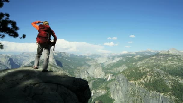 patikoija katselee Yosemiten kansallispuistoa
 - Materiaali, video