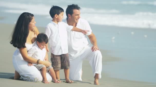 Familie genießt Entspannung am Strand - Filmmaterial, Video