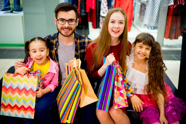 Happy family shopping - Foto, afbeelding