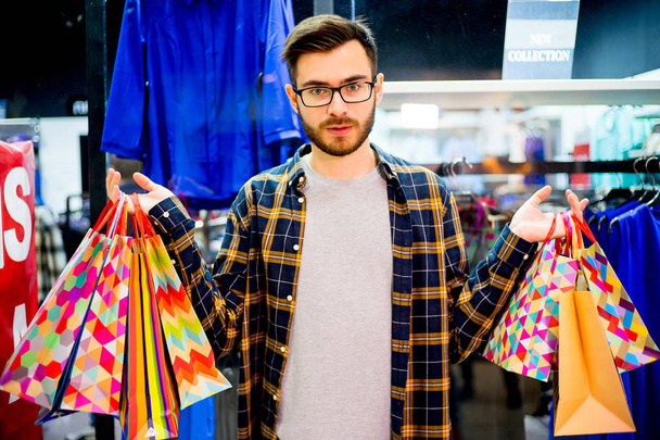 Guy shopping in a mall - Fotografie, Obrázek